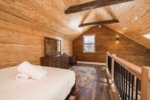 House - Poolside ADU w Sauna Free Tix Tiki Bar Retreat (Candler)