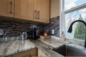 House - Poolside ADU w Sauna Free Tix Tiki Bar Retreat (Candler)