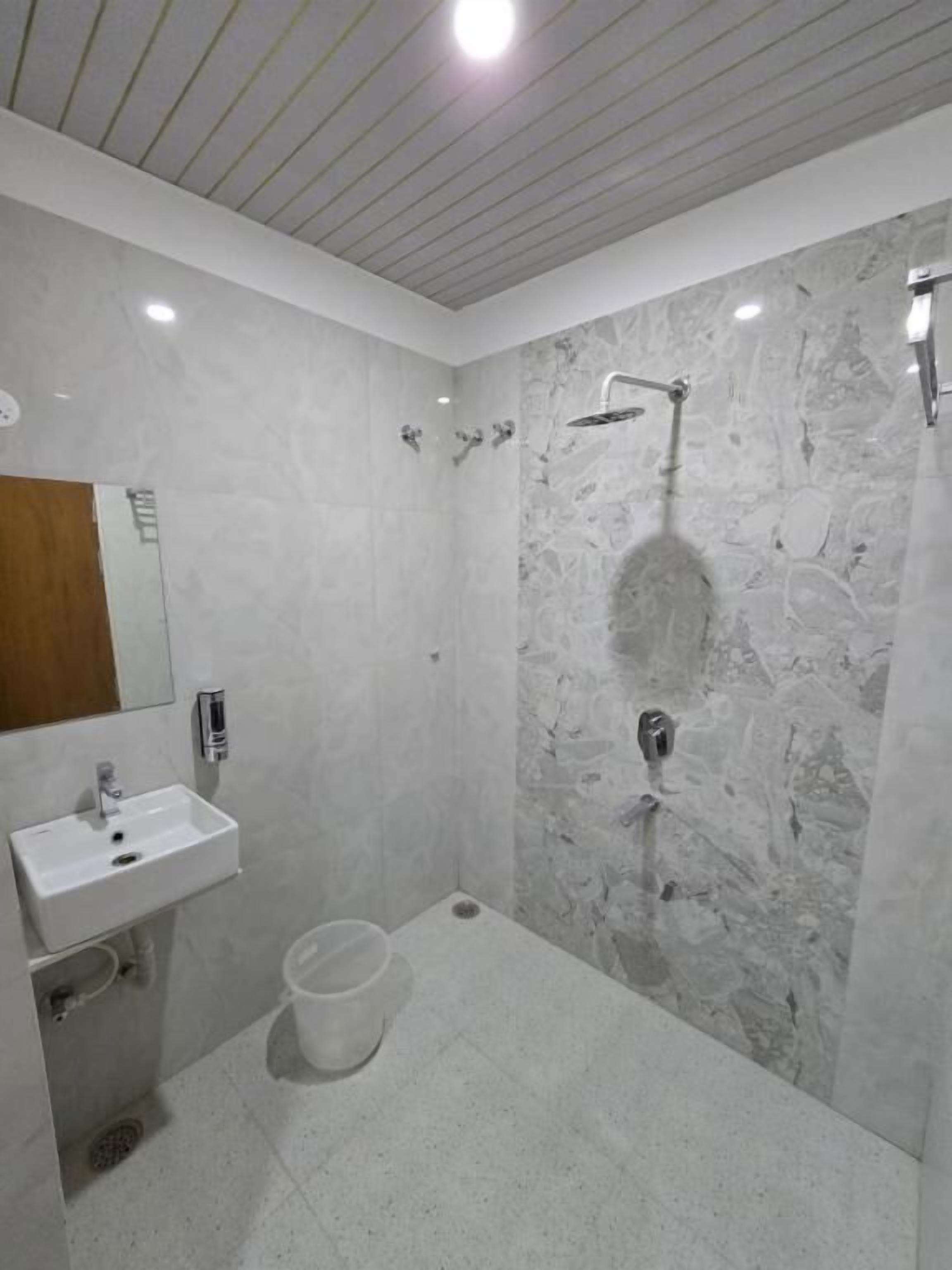 Superior Double Room, City View | Bathroom | Shower, free toiletries, hair dryer, towels