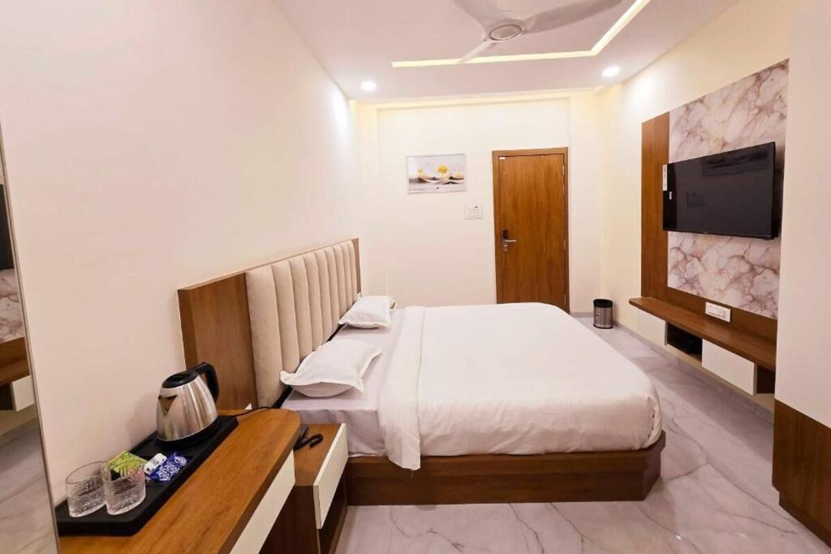 Deluxe Tek Büyük Yataklı Oda, Şehir Manzaralı | Masa, ücretsiz kablosuz İnternet