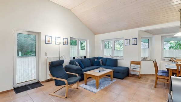Living area - Holiday Home Birkenlund with Private Terrace, Garden, Wi-Fi in Otterndorf, Two Dogs Allowed (Otterndorf)