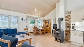 Fernseher, Kamin, Stereoanlage