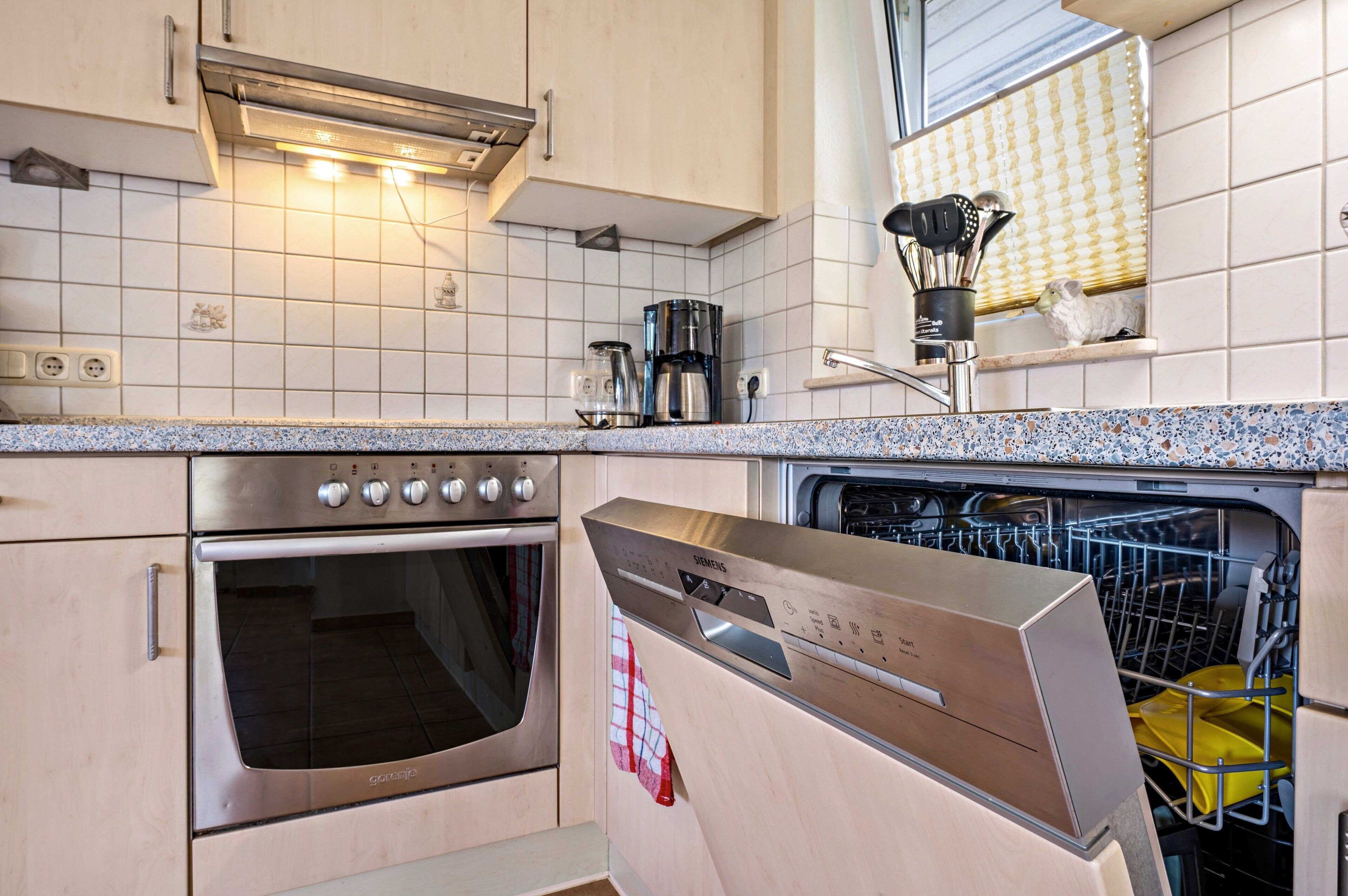 Wasserkocher mit Kaffee-/Teezubehör, Kühlschrank, Mikrowelle, Ofen