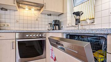 Een koffiezetapparaat/waterkoker, een koelkast, een magnetron, een oven