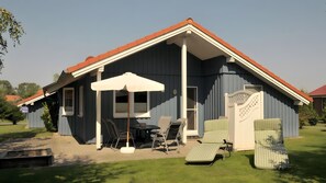 Outdoor dining - Holiday Home Birkenlund with Private Terrace, Garden, Wi-Fi in Otterndorf, Two Dogs Allowed (Otterndorf)