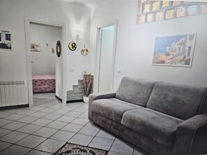 Fernseher, DVD-Player, Bücher