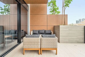 Terrace/patio - Free housekeeping visits during your stay - StayShort - Fresh 2 Bedroom Apartment in JVC that Sleeps 5 (JVC)