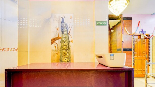 Uma mesa de recepção com uma placa 'HOTEL', uma placa 'RECEPTION' e uma decoração de Dia do Trabalhador.