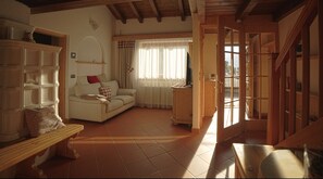 Living area - AL SOLADIF - Attic room with a view. Magic in a mansion in the heart of Cavalese. (Cavalese)