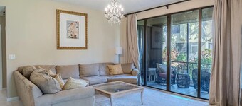 Serene 2-bedroom townhome with garage in charming Plantation.