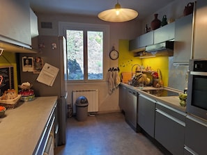 Ovn, kokeplater og oppvaskmaskin
