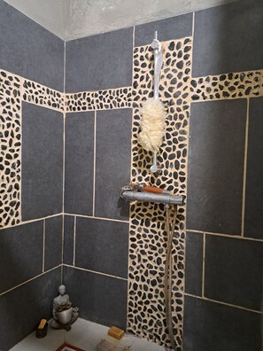 Shower, hair dryer, towels, soap - Artist's house with swimming pool in the Pièdes (Aurons)