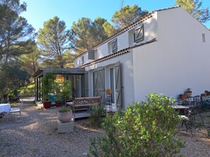 Outdoor dining - Artist's house with swimming pool in the Pièdes (Aurons)