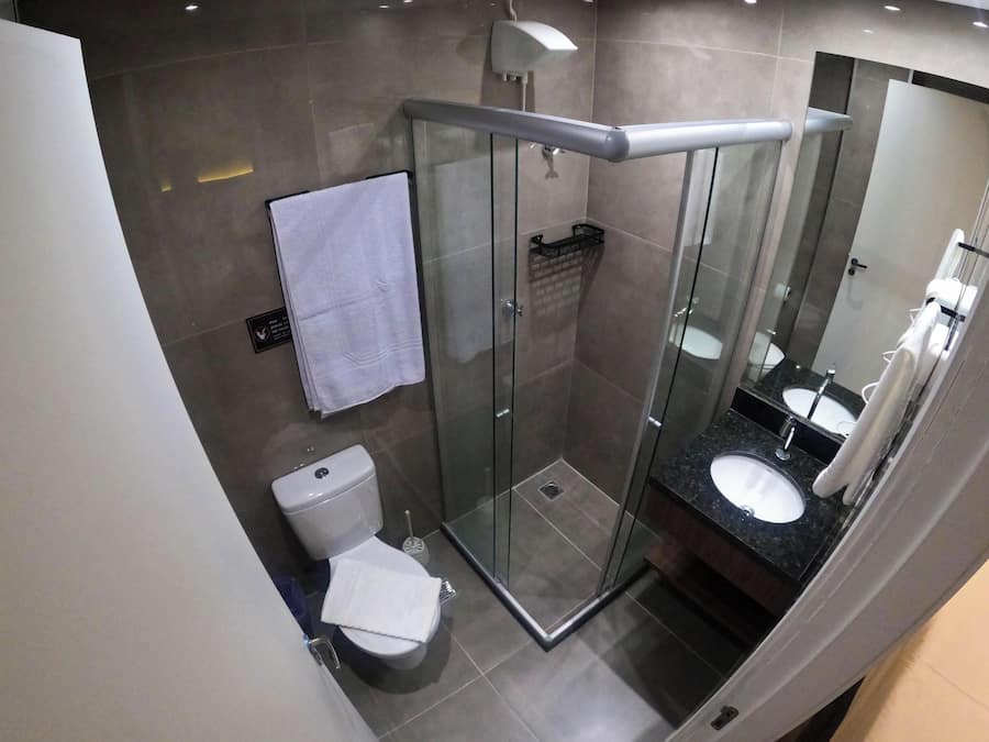 Kahden hengen comfort-huone | Kylpyhuone | Suihku, ilmaiset hygieniatuotteet, hiustenkuivaaja, pyyhkeet
