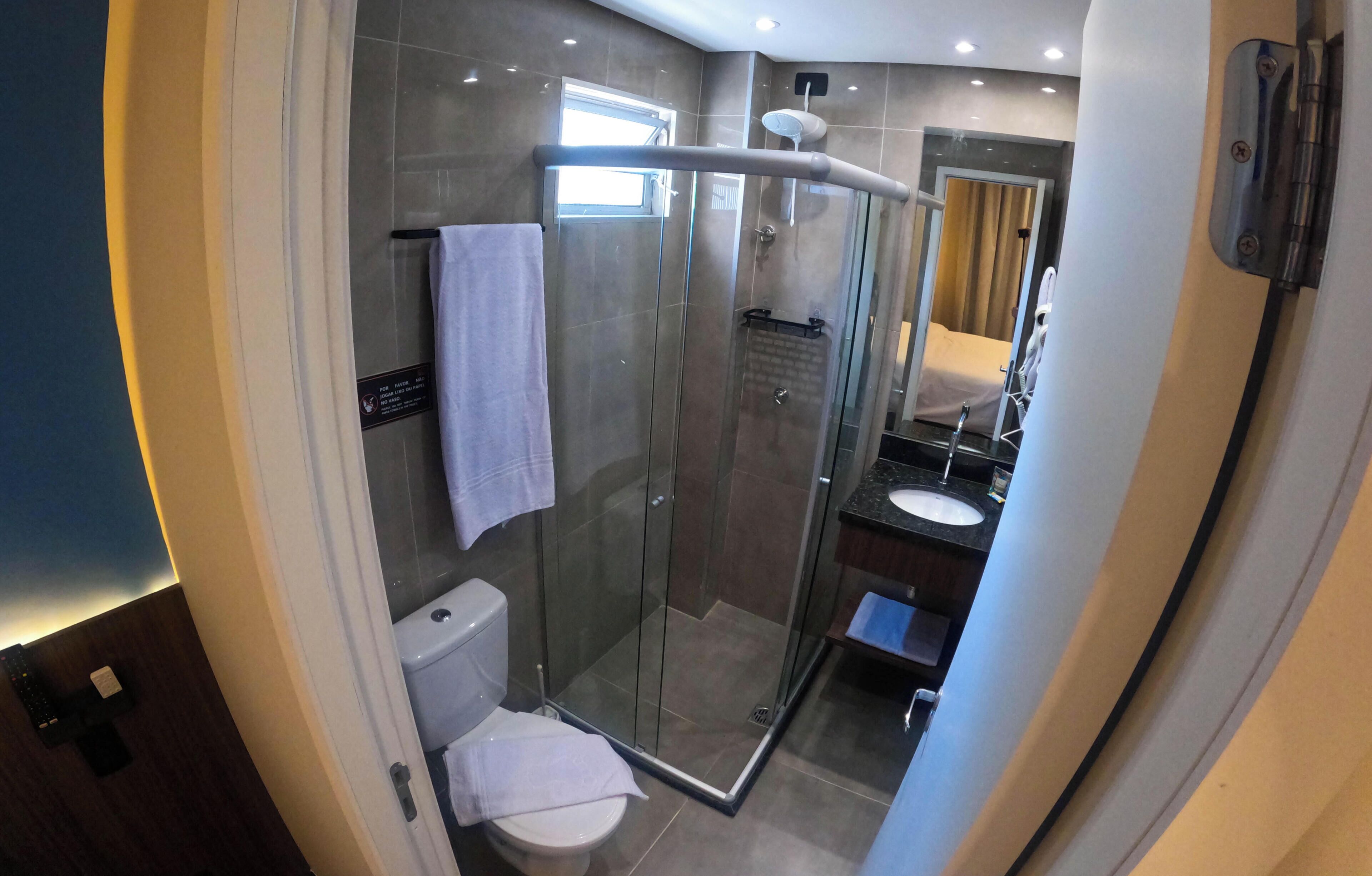Deluxe Double Room | Bathroom | Shower, free toiletries, hair dryer, towels