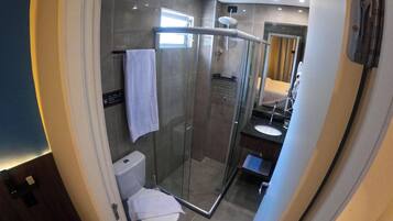 Deluxe Double Room | Bathroom | Shower, free toiletries, hair dryer, towels