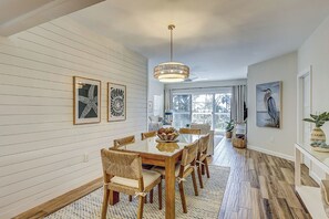 Dining - Sunset Rentals | Barrington Arms 102 (Hilton Head Island)