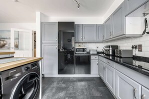 Frigorífico, microondas, horno y placa de cocina