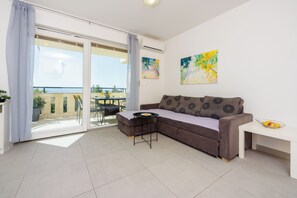 TV - Vacation apartment for 2-5 people with sea view (Dramalj)