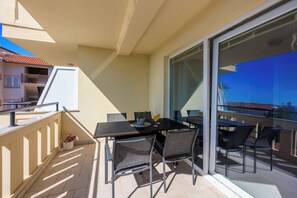 Outdoor dining - Vacation apartment for 2-5 people with sea view (Dramalj)
