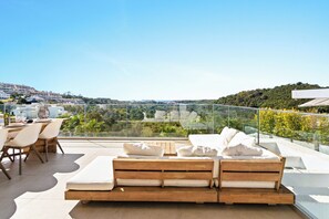 Outdoor dining - Luxury penthouse with sea views and pool near Marbella (Estepona)
