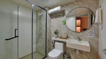 Executive Double Room | Bathroom | Shower, towels, soap, shampoo