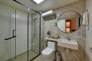 Habitación ejecutiva doble | Baño | Ducha, toallas, jabón y champú