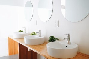 Bathroom - Sunnice Hostel (Osaka)