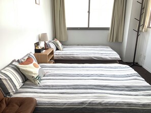 Chambre Confort double, non-fumeur, vue sur la ville | Rideaux d’obscurcissement, fer et planche à repasser