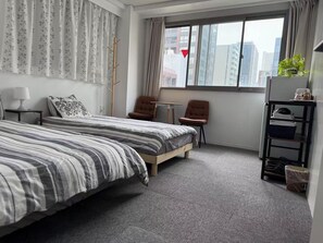 Basic-Dreibettzimmer, Stadtblick | Verdunkelungsvorhänge, Bügeleisen/Bügelbrett, kostenloses WLAN