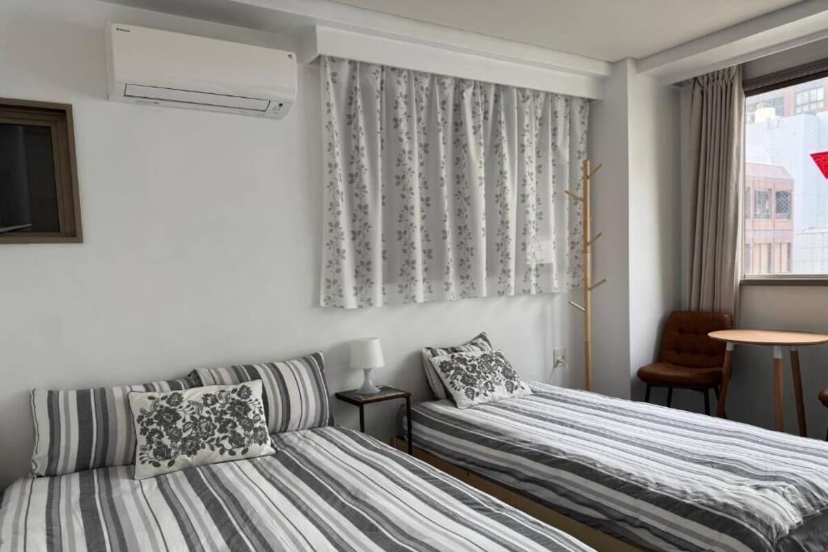 基础三人房, 城市景观