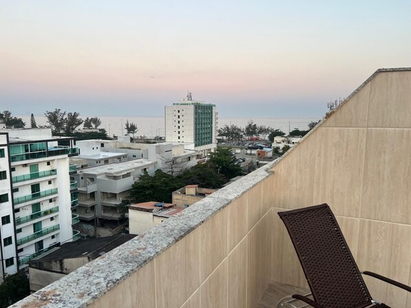 A balcony with a view of a cityscape and a beach. - Penthouse with an ocean view in Recreio. (Rio de Janeiro)