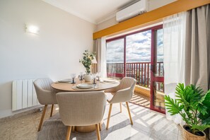 Dining - Apartment 'Praia Azul Ocean View' with Sea View, Wi-Fi and Air Conditioning (Portimão)