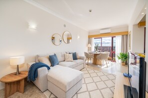TV - Apartment 'Praia Azul Ocean View' with Sea View, Wi-Fi and Air Conditioning (Portimão)