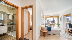 A modern apartment with a kitchen, living area, and balcony. - Apartment 'Praia Azul Ocean View' with Sea View, Wi-Fi and Air Conditioning (Portimão)