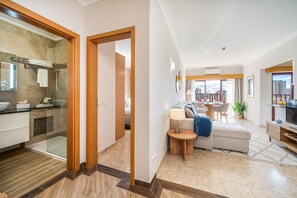 TV - Apartment 'Praia Azul Ocean View' with Sea View, Wi-Fi and Air Conditioning (Portimão)