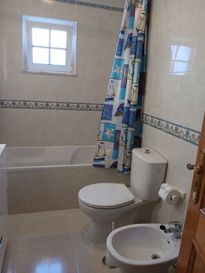 Haartrockner, Bidet, Handtücher, Toilettenpapier
