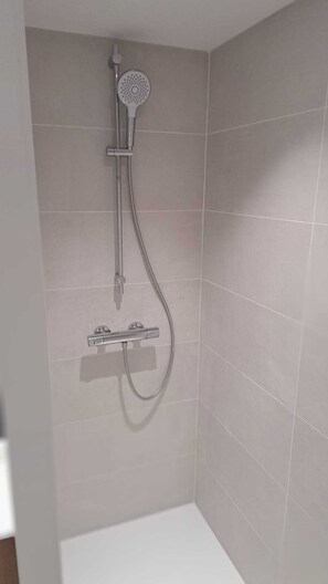 Douche, serviettes fournies, savon, papier toilette