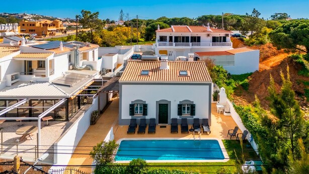 Ein Wohnhaus mit Swimmingpool, mehreren Gebäuden und Blick auf die umliegende Landschaft.