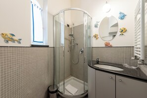 Een haardroger, handdoeken, zeep, toiletpapier