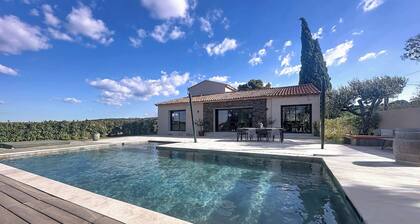 Superbe villa moderne avec vue sur la Ste Victoire entre mer et montagne