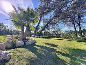 Property grounds - Superb modern villa overlooking the Ste Victoire between sea and mountains (Cabriès)