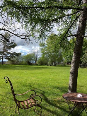 Property grounds - Bed and Breakfast 'Roc' with Shared Terrace and Shared Garden (Saint-Bonnet-de-Salers)