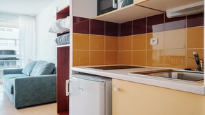 Réfrigérateur, micro-ondes, cafetière/bouilloire, bouilloire électrique