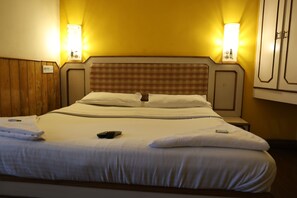 Deluxe Double Room, City View | Laptop workspace - Hotel J'S Heritage (Kodaikanal)