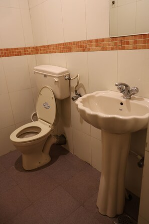 Deluxe tweepersoonskamer, uitzicht op de stad | Badkamer