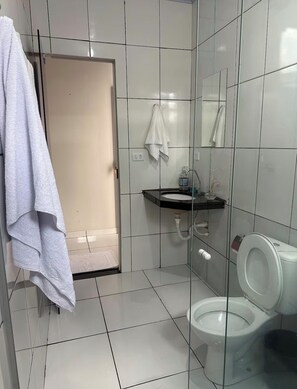 Douche, serviettes fournies, savon, papier toilette