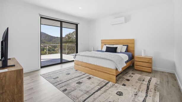 5 Schlafzimmer, Bügeleisen/Bügelbrett