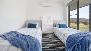 5 Schlafzimmer, Bügeleisen/Bügelbrett