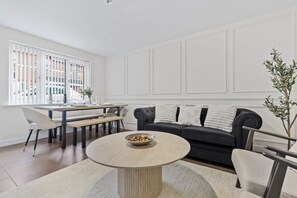 Dining - Lovely 2-bedroom house in Birmingham perfect for a relaxing getaway (Birmingham)